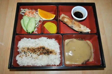 Biftek ve balık büfteğini sebze salatası ve yumurta çorbasıyla kapat..