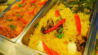 Biber ve domatesli kırmızı ve sarı pirinç. Öğle yemeğinde geleneksel Chamorro mutfağı yemekleri..
