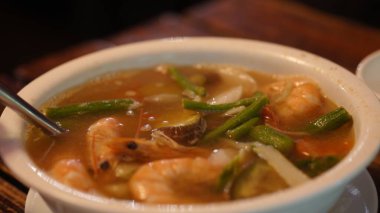 Sıcak ve baharatlı karides ve sebze çorbası. 