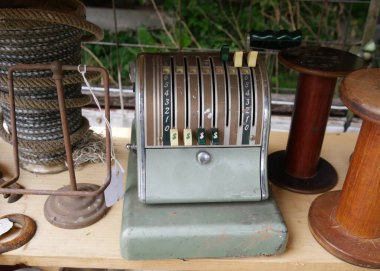 Bit pazarında satılan antika ekleme makinesi de dahil olmak üzere çeşitli ıvır zıvırlar..