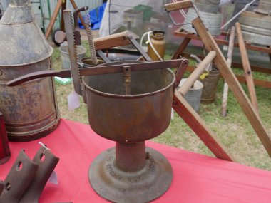 Bit pazarında satılık çeşitli aletler ve eşyalar..