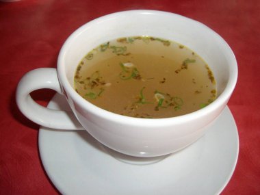 Yeşil soğan dilimli miso çorbasını fincanda ve tabakta servis et..