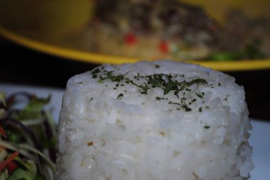 Üzerine otlar serpiştirilmiş, buharda pişmiş beyaz pirincin üst kısmı..