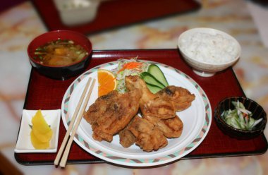 Japon restoranında servis edilen kızarmış tavuk, salata, pilav ve miso çorbasının tamamı.. 