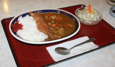 Geleneksel Japon porsiyonu katsudon, ya da pilav, domuz pirzolası ve salata..