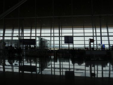 Pekin Uluslararası Havaalanı 'nın ön kalkış bölgesinde öğleden sonra siluetleri..