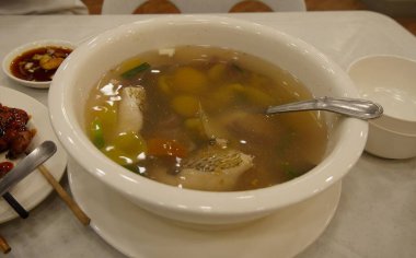 Filipinler 'de en sevilen yemek olan zencefilli ve domatesli sütçü balığı çorbası.. 