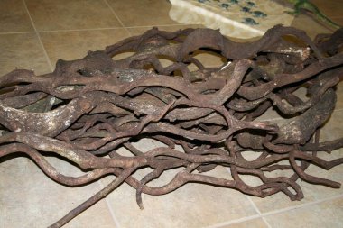 Döşeme üzerinde kurumuş ağaç kökleri yığını