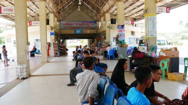 Narathiwat, Tayland - Mart 2016: Yolcular Tayland 'ın güneyindeki Narathiwat otobüs terminalindeki otobüs terminalinde otobüs bekliyor.