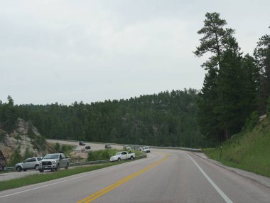 Rushmore Dağı, Güney Dakota - Temmuz 2018: Keystone, Güney Dakota 'daki manzaralı gösterileri izlemek için araçlar yol boyunca park eder.