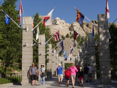 Rushmore Dağı, Güney Dakota - Temmuz 2018: Rushmore Ulusal Anıtı 'ndaki Grand View Terrace girişindeki taş anıtlara yürüyüş yolu. 