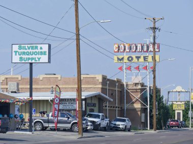 Albuquerque, New Mexico - Ağustos 2018: Albuquerque, New Mexico 'da Colonial Hotel manzaralı Route 66 caddesi.