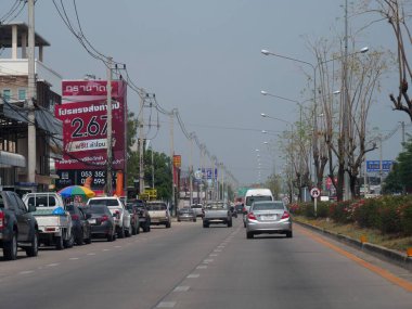 Chiang Mai, Tayland - Mart 2018: yolda araçlarla sokak manzarası ve daha fazlası Chiang Mai 'de yol kenarında park edilmiş..