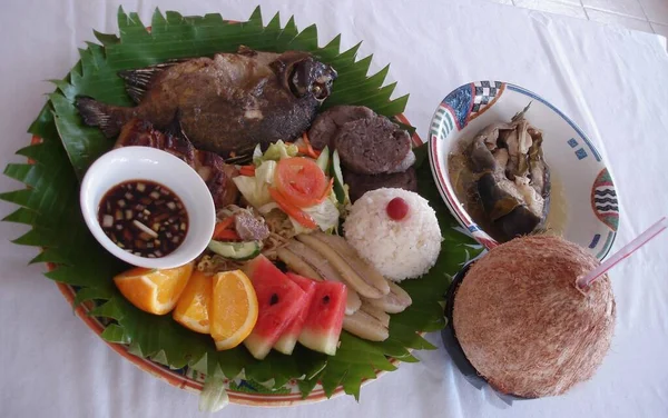 Chamorro Kedvencek Áll Grillezett Hal Helyi Gyümölcs Rizs Kókuszlé Tálalva — Stock Fotó