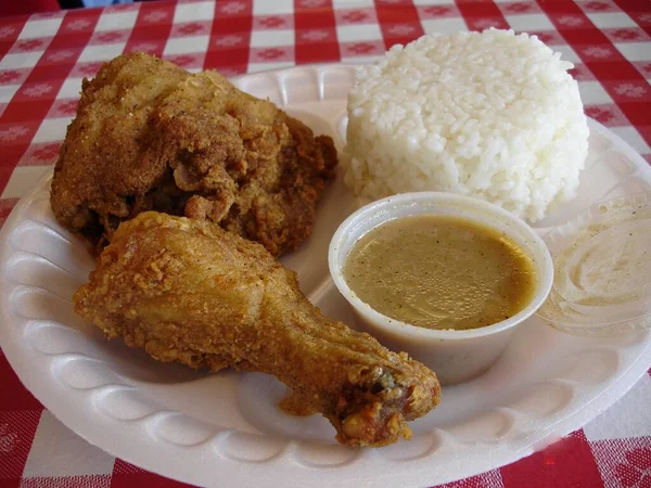 Dois Pedaços Frango Frito Com Molho Uma Porção Arroz — Fotografia de Stock