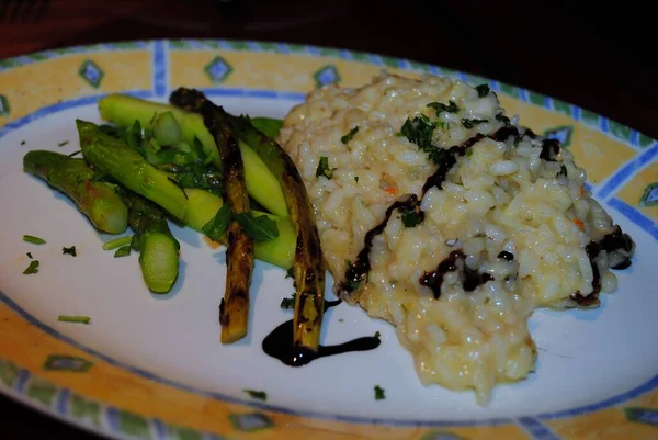 Uma Porção Risoto Com Talos Espargos Fritos — Fotografia de Stock