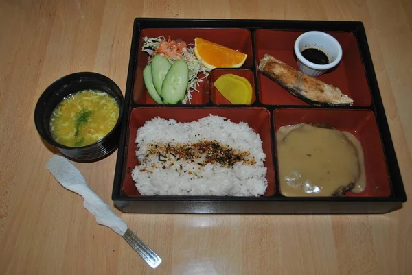 Piatto Bento Giapponese Completo Bistecca Pesce Con Insalata Verdure Zuppa — Foto Stock