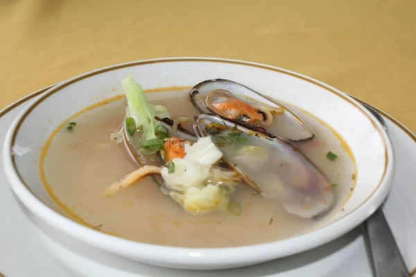 貝の殻の魚介スープの小さなボウルの閉じる — ストック写真