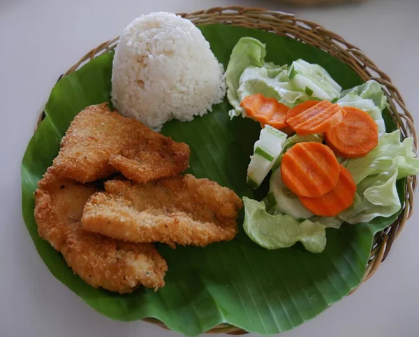 Ayam Goreng Dengan Sajian Nasi Dan Sayuran Piring Wicker Dilapisi — Stok Foto