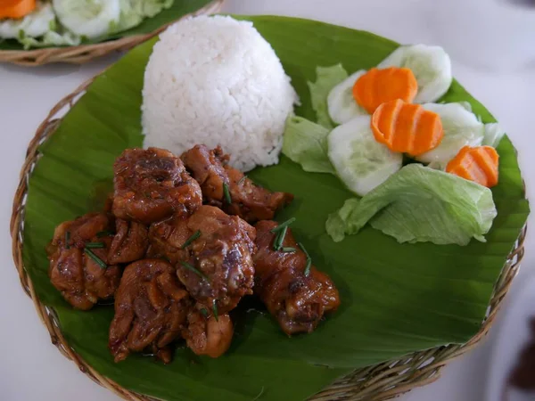 Irisan Adobo Ayam Dengan Sajian Nasi Dan Sayuran Piring Wicker — Stok Foto