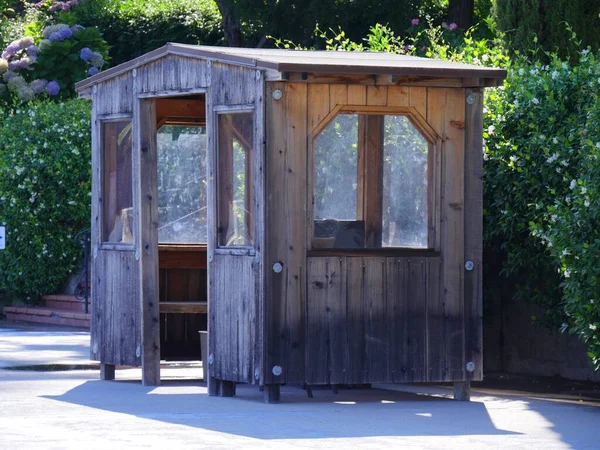 Klein Houten Huisje Voor Rust Ontspanning Een Park — Stockfoto