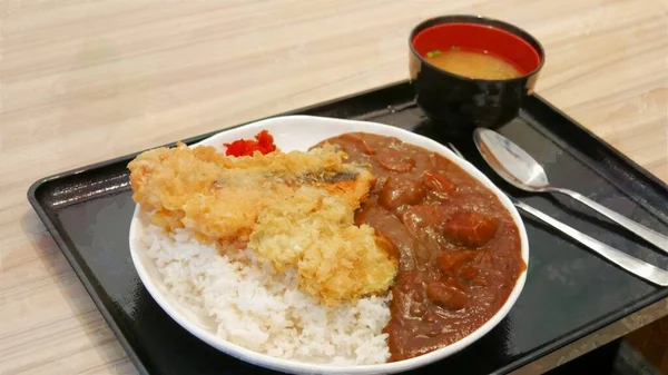 日本のカツ丼の提供鶏カツとカレー 味噌汁付 — ストック写真