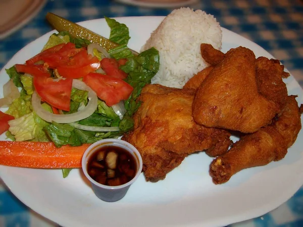 Spicy Hot Fried Chicken Wings Scoop Rice Vegetable Salad — Stock Photo, Image