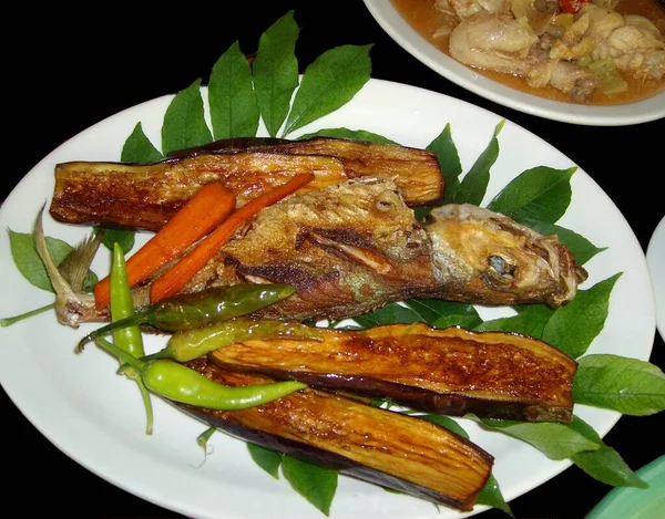 Gebakken Vis Aubergines Met Groene Paprika — Stockfoto