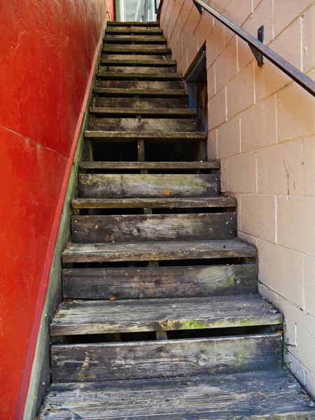 Vol Vieux Escaliers Bois Cassé Avec Une Planche Bois Manquante — Photo