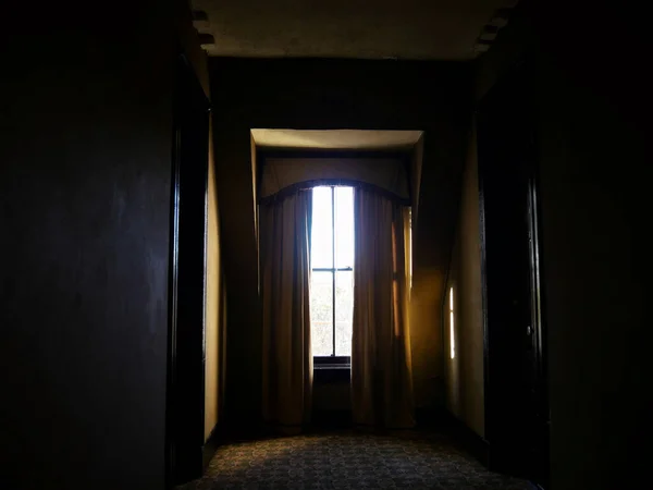 Ciemny Korytarz Naturalnym Światłem Przechodzącym Przez Zasłonę Xix Wiecznym Hotelu — Zdjęcie stockowe