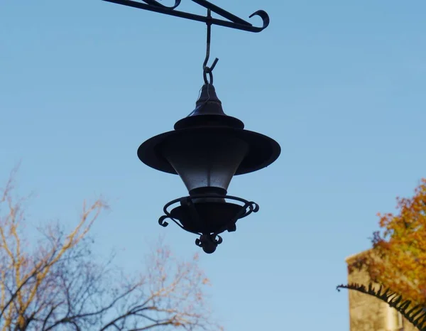 Een Lampenkap Hangt Aan Een Paal Met Blauwe Luchten Achtergrond — Stockfoto