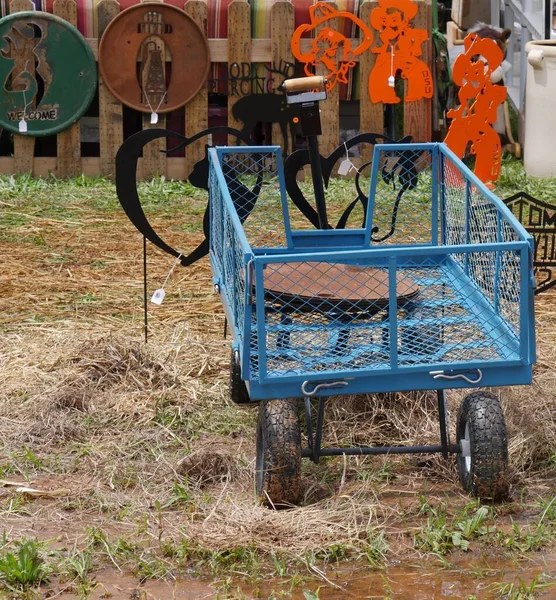 Carrinho Vagão Azul Recentemente Repintado Outras Decorações Fazenda Vendidas Mercado — Fotografia de Stock