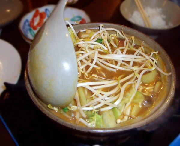 もやしの上に野菜スープの鍋 — ストック写真