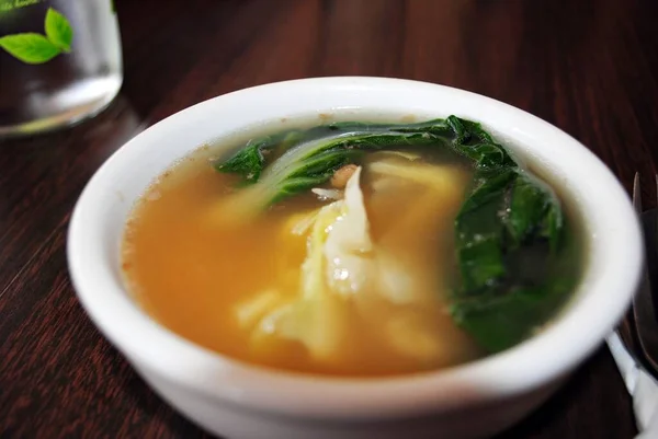 Чашка Смачного Супу Яловичини Китайською Капустою — стокове фото