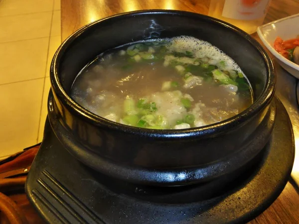 Olla Caliente Carne Res Verduras Sopa Cocina Una Mesa Comedor —  Fotos de Stock