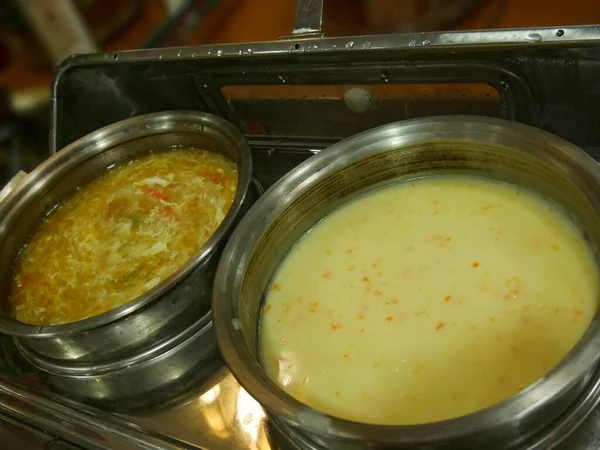 Große Töpfe Mit Eiertropfensuppe Und Maiscremesuppe Einem Buffet Einem Restaurant — Stockfoto