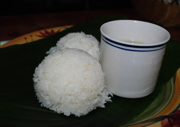 Twee Bolletjes Witte Gestoomde Rijst Met Een Kopje Soep — Stockfoto