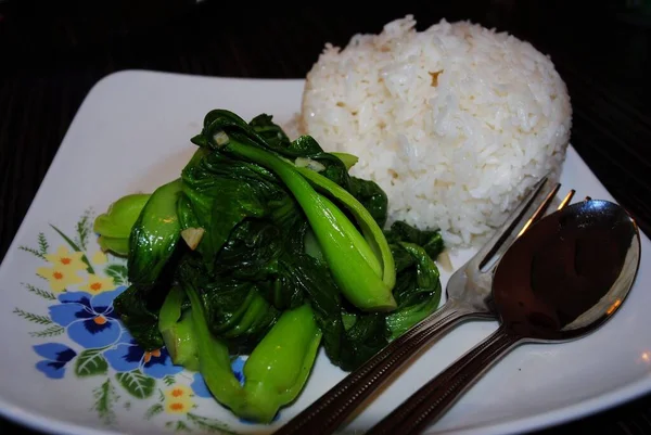 Tasse Gedämpfter Weißer Reis Mit Gedämpftem Buk Choy Oder Pechay — Stockfoto