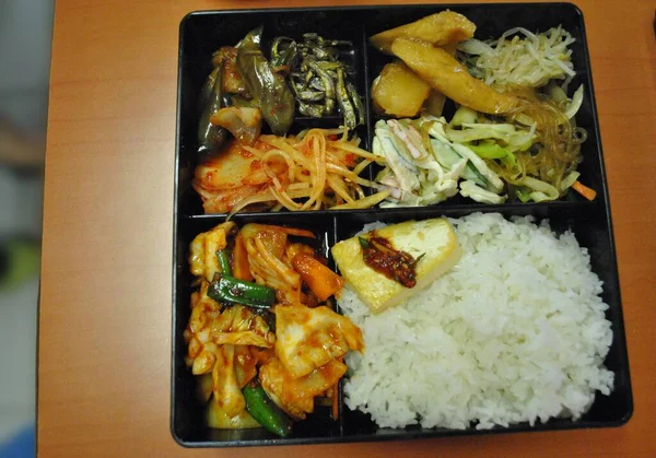 Bento Traditionnel Avec Des Portions Riz Kimchi Salade Légumes — Photo