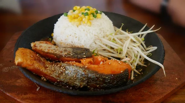 Sizzling Plate Salmon Slices Serving Rice Bean Sprouts —  Fotos de Stock