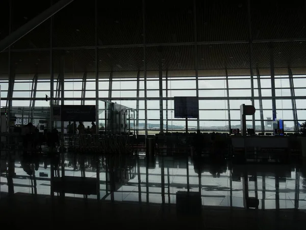 Silhouette Tardo Pomeridiane All Interno Area Pre Partenza Dell Aeroporto — Foto Stock