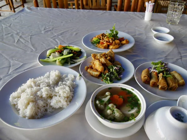 在一家越南餐馆里摆桌子 桌上有当地的小菜 如通心粉 汤和蔬菜 — 图库照片