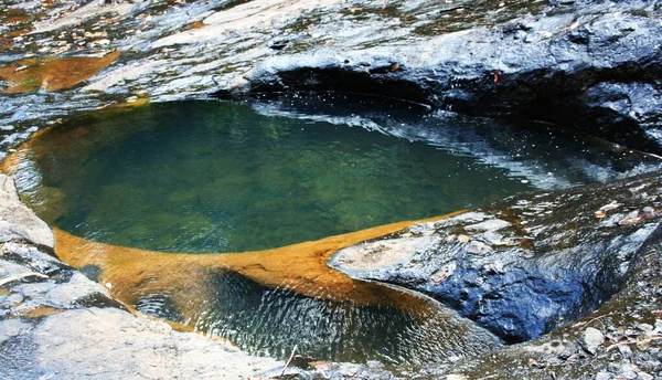 川の澄んだ冷たい水の小さなプール — ストック写真