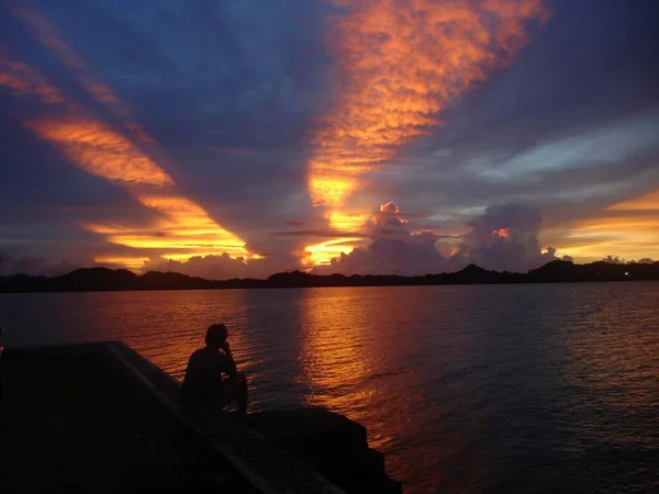 Nuvens Sol Tirar Fôlego Refletidas Nas Águas Palau Com Silhueta — Fotografia de Stock