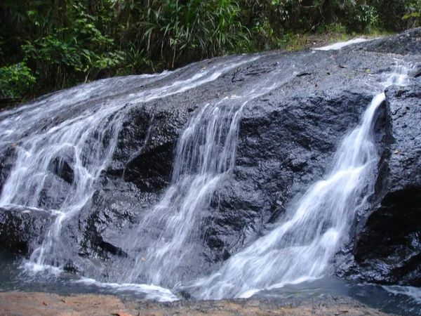 Kleine Wasserfälle Die Einen Fluss Hinunterstürzen — Stockfoto