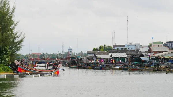 Narathiwat Thailand März 2016 Flussblick Mit Häusern Und Bunten Booten — Stockfoto