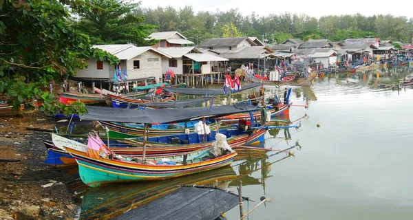 Narathiwat Thailand March 2016 Colorful Boats Docked Close Row Houses — Foto de Stock