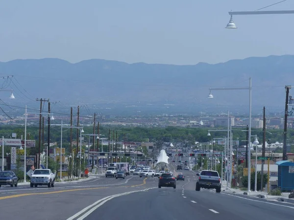 Albuquerque, Albuquerque, New Mexico 'dan geçen sokak manzarası - Ağustos 2018: New Mexico.