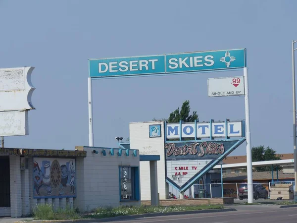 2018年8月 新墨西哥州阿尔布克尔克 阿尔布克尔克66号公路沿线沙漠天空旅馆的立面 — 图库照片