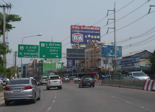 Chiang Mai Thailand March 2018 Directional Signs Road Vehicles Traveling —  Fotos de Stock